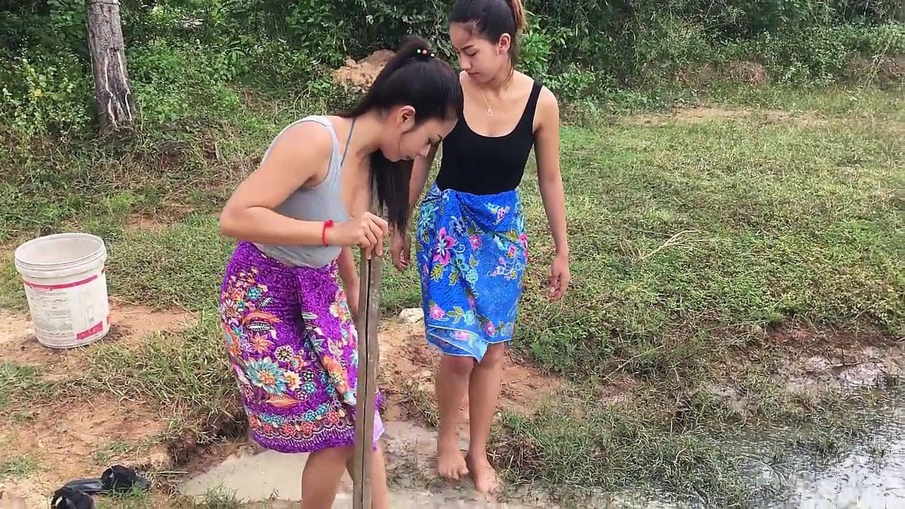 Deep Hole Fishing - Cambodian Catch Fish Using Deep Hole - How To Catch Using Fish Trap