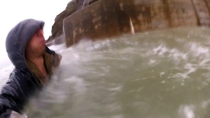 Tempête en Bretagne un homme emporté par une vague