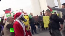 ‘Santa stands with Palestinians!’ Protesters clash w_ Israeli police demanding access to Jerusalem-t0I8XEAZMCE
