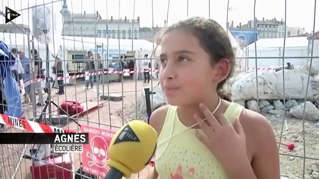 La pédagogie au coeur de la 22ème Pyramides de Chaussures d'Handicap International-kI54GEAxBP0