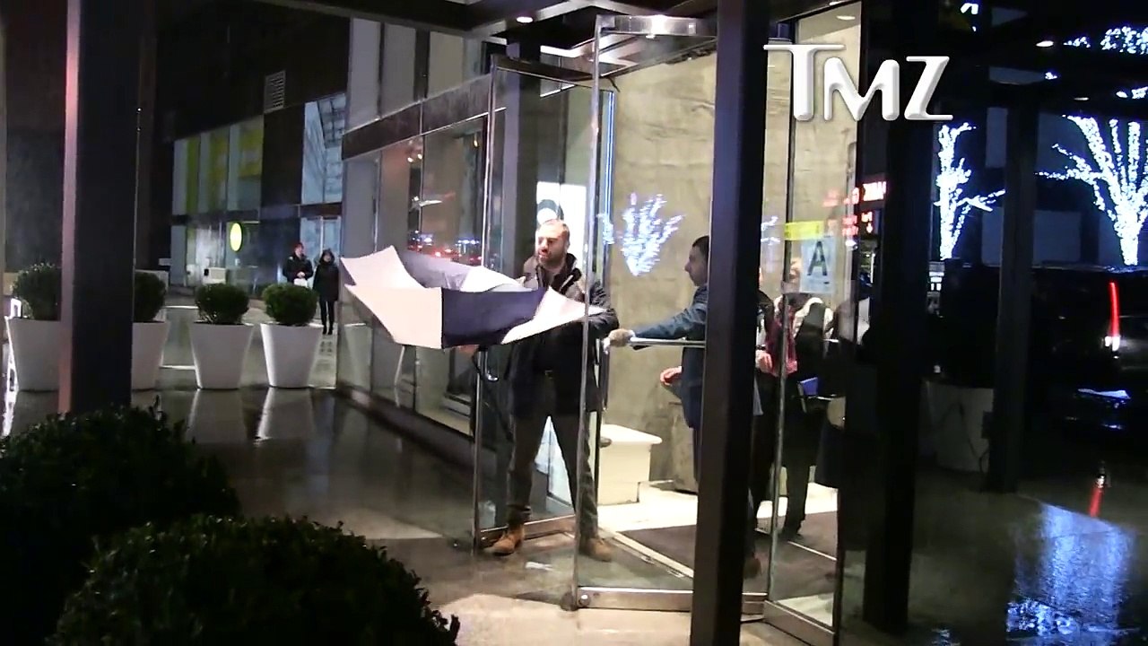BILL AND HILLARY GONE FISHING IN THE BIG APPLE _ TMZ-QnEhp8ukUVk