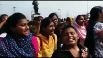 Jallikattu girls protesters at Marina| Viral video