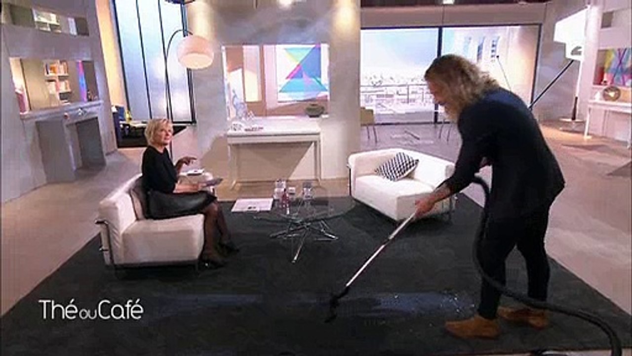 Catherine Ceylac demande à Julien Doré de passer l'aspirateur sur le plateau de "Thé ou café" - Regardez