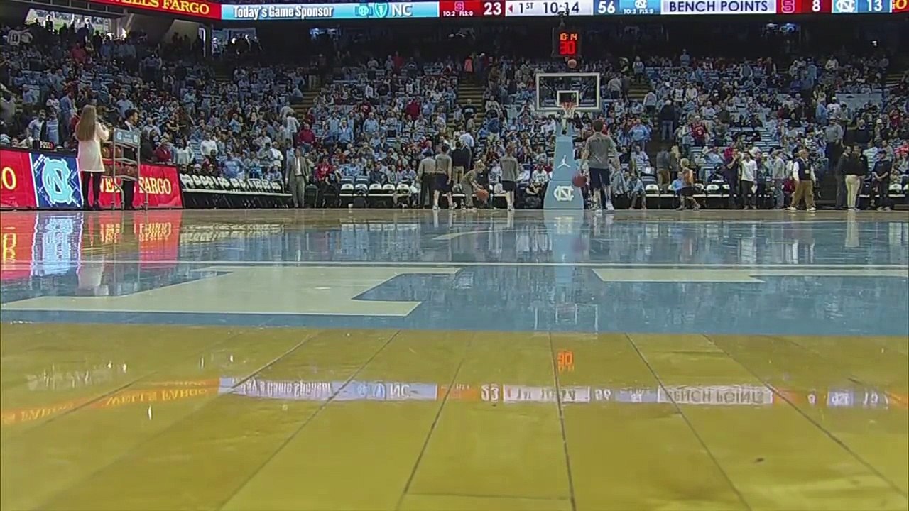 Un enfant ramasseur de balles réussit 3 paniers de suite du milieu du terrain dans une salle comble