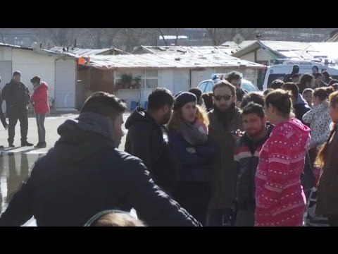 Napoli - Blitz al campo rom di Poggioreale, vigili sequestrati dai nomadi (21.01.17)