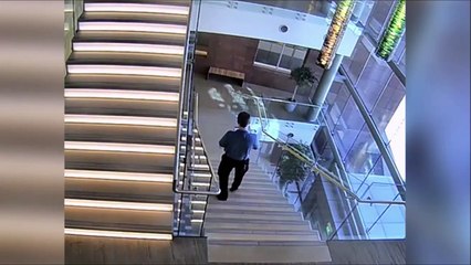 Télécharger la video: Il fait une énorme chute dans les escaliers et repart comme si de rien n'était!