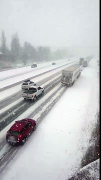 Un semi remorque n'arrive pas à freiner sur la neige et encastre une file de voiture.