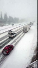 Un semi remorque n'arrive pas à freiner sur la neige et encastre une file de voiture.