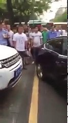 Deve uscire dal parcheggio, ma un'auto blocca il passaggio. Ecco come risolve "delicatamente":