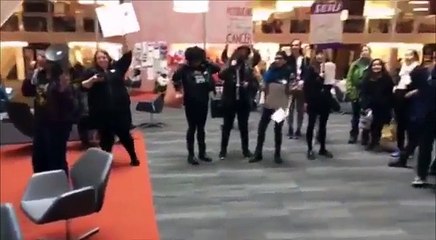 Cet étudiant n'a pas apprécié la manifestation dans la bibliothèque de l'université