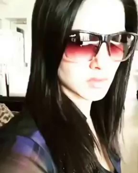 Sunny Leone imitating Shah Rukh Khan Raees Dialogues