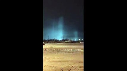 De jolis piliers de lumière de toutes les couleurs sont apparus dans le ciel Canadien et l'instant était magique...