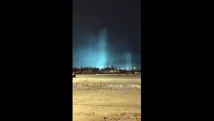 De magnifique piliers de lumière de toutes les couleurs vus dans le ciel Canadien