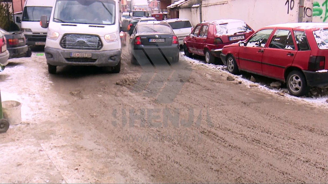 Qytetarët: Kur do të pastrohet kjo borë!