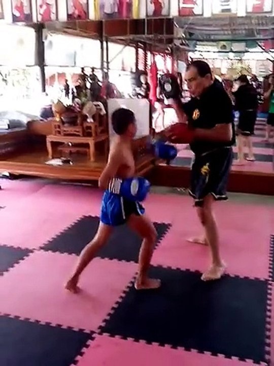 Muay Thai con un piccolo campione Thailandese