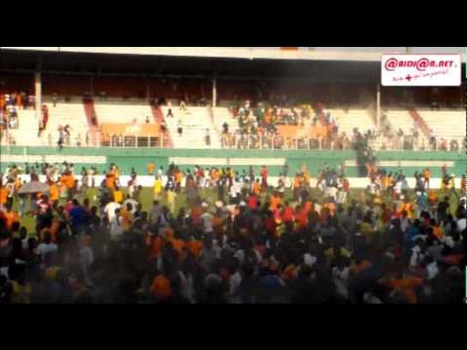 Les supporters envahissent la pelouse du stade à la fin du match Côte d’Ivoire - Cameroun