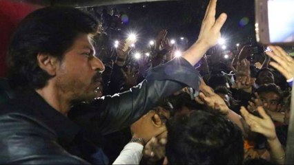 Fans Go Crazy To Watch Shahrukh Khan At Vadodara Railway Station