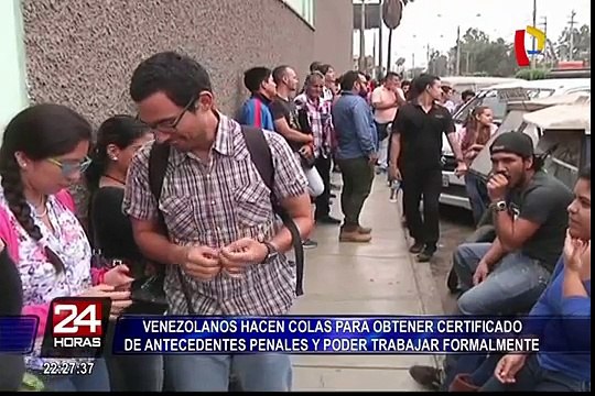 Venezolanos hacen largas colas para legalizarse en Perú