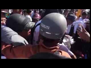 DVB - တရားေသာစစ္ ေထာက္ခံပြဲျပဳလုုပ္သူေတြက စစ္ပြဲရပ္ေတာင္းဆိုုသူေတြကို ၿခိမ္းေျခာက္ဖယ္ရွားခုုိင္း