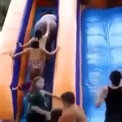 Mulher derrapa nas pessoas