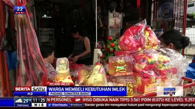Warga Padang Berburu Pernak Pernik Imlek