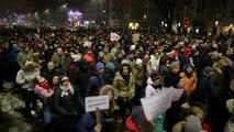 Romenos protestam contra libertação de políticos corruptos