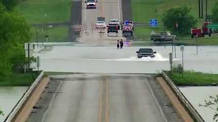 Otoyolda Birikmiş Sudan Geçen Kamyonet Sürücüsü