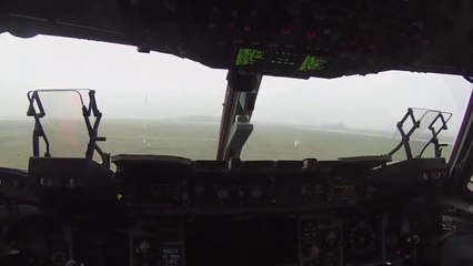 Descargar video: Une journée dans la peau d'un parachutiste de l'armée US - POV footage of paratroopers day