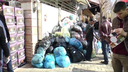 Permbledhje Besimtarët myslimanë shpërndajnë pako ushqimore 60 ton për 800 familje