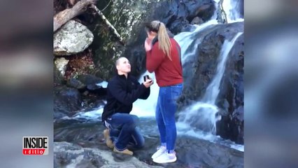 Il demande sa femme en mariage et fait tomber l'anneau dans une cascade d'eau.