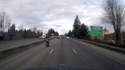 L'accident le plus surréaliste de l'année entre un motard et une voiture ?