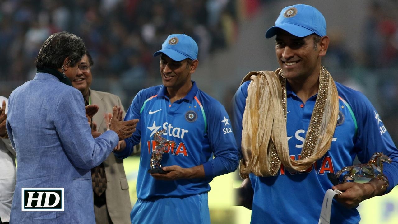 Dhoni felicitated by Kapil Dev