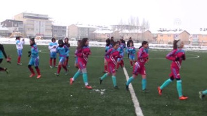 Üşüyen Rakiplerini Ateş Yakıp Isıttılar