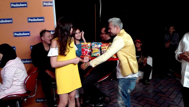 Raffi Ahmad Ajak Foto Artis-Artis Pesbukers Untuk Snack-nya