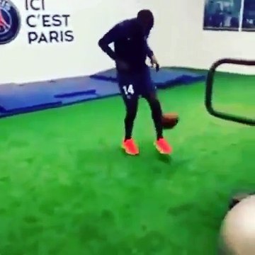Matuidi répond à ses détracteurs avec un ballon de football américain