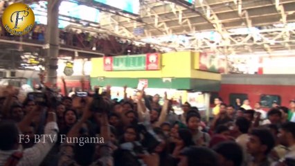 SHAHRUKH KHAN STARTS PROMOTIONAL JOURNEY OF RAEES MOVIE IN SHATABDI EXPRESS