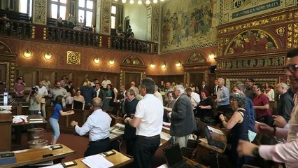 Un député suisse fait le gros lourd avec une prof de fitness en pleine Assemblée