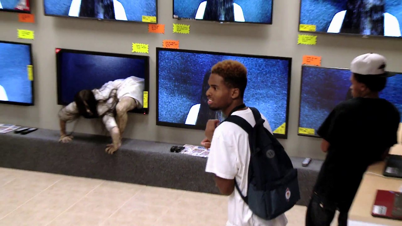 "RINGS - Le Cercle", Caméra cachée du film d'horreur / TV Store Prank - hidden camera