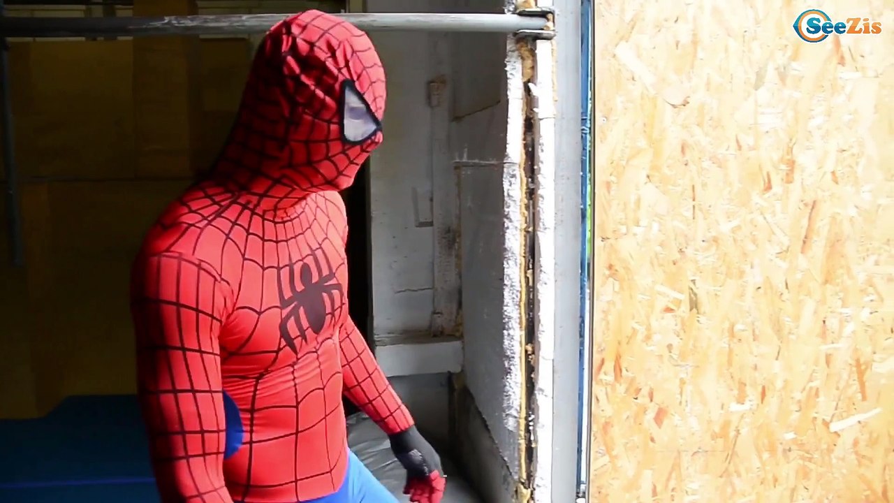 Frozen Elsa & Spiderman ZOMBIE ATTACK Princess Anna Maleficent Hulk Spidergirl Superheroes IRL