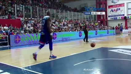 Download Video: Ce basketteur se met à jongler au pied en plein match... Bizarre!