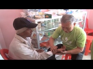 DVB -  ေက်းရြာ တခ်ဳိ႕မွာ ႏိုင္ငံျခားသား ဆရာဝန္ေတြ လာေရာက္ ေဆးကုသ