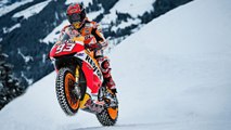 Marc Márquez lo da todo con su MotoGP ¡en la nieve!