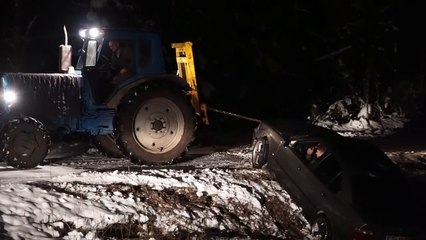 Un dépannage tourne à la catastrophe avec ce tracteur