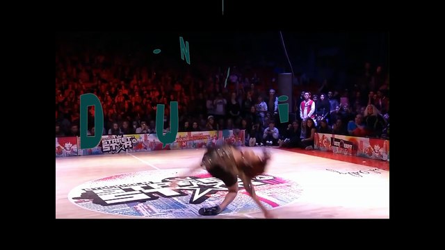 Красивый танец девушки