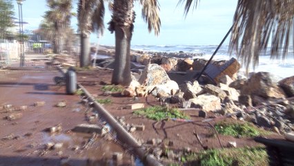 El fuerte oleaje cubre las playas de Almenara