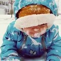 İlk defa kar gören sevimli bebek
