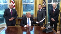 Trump firma retiro de EEUU del tratado de comercio TPP