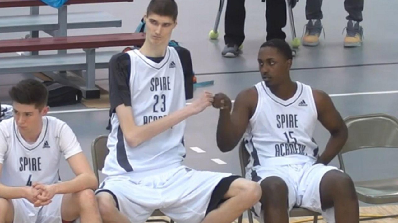 WATCH: 7'7" 16-YEAR-OLD High School Basketball Player Robert Bobroczky Makes His U.S. Debut
