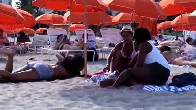 Отдых на море. Девушки купаются