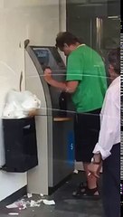 Не ставьте бутылки на банкомат прикол